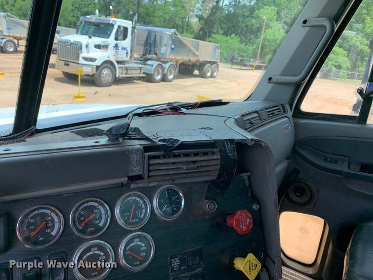 image for item NQ9583 2006 Freightliner  Columbia semi truck