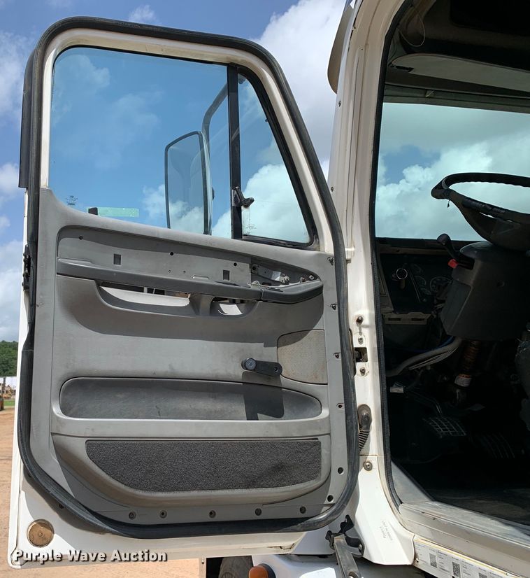 image for item NQ9583 2006 Freightliner  Columbia semi truck