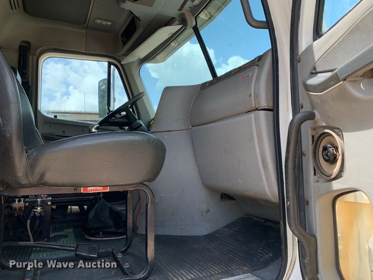 image for item NQ9583 2006 Freightliner  Columbia semi truck