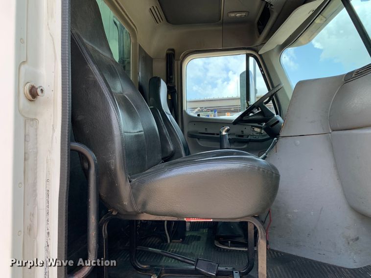 image for item NQ9583 2006 Freightliner  Columbia semi truck