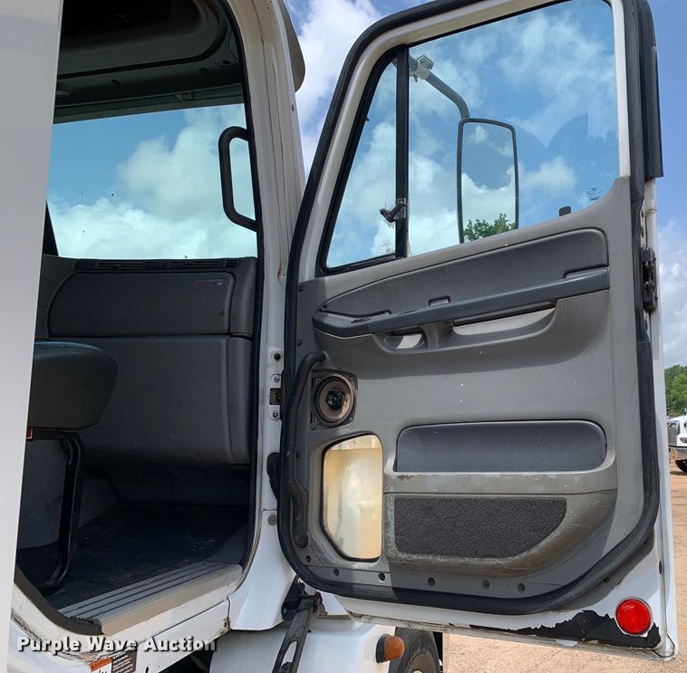 image for item NQ9583 2006 Freightliner  Columbia semi truck