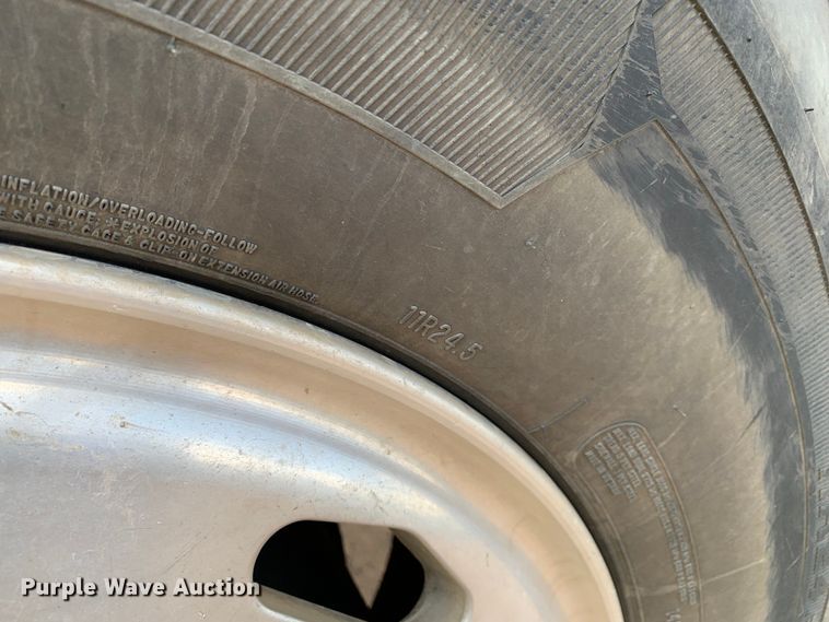 image for item NQ9583 2006 Freightliner  Columbia semi truck