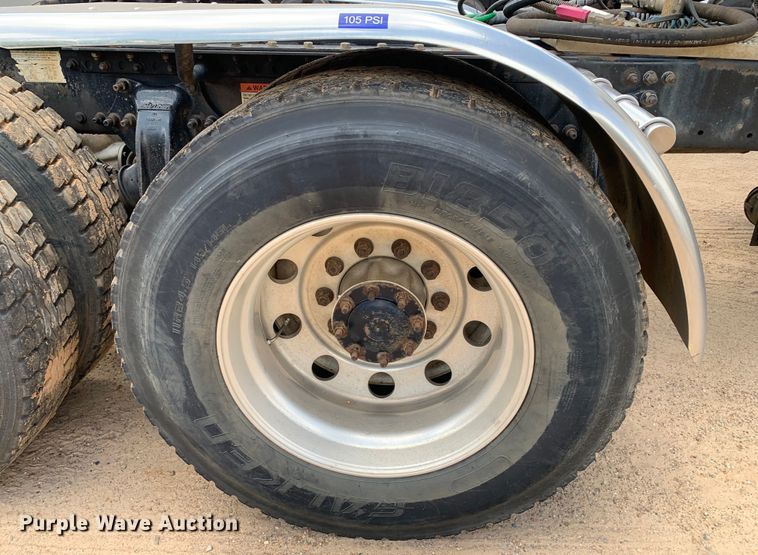 image for item NQ9583 2006 Freightliner  Columbia semi truck