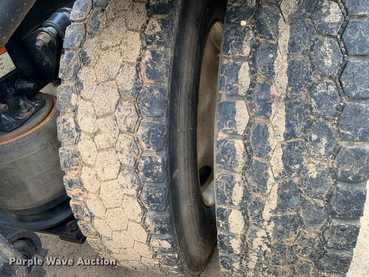 image for item NQ9583 2006 Freightliner  Columbia semi truck