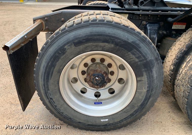 image for item NQ9583 2006 Freightliner  Columbia semi truck