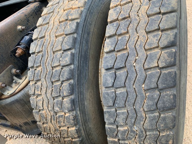 image for item NQ9583 2006 Freightliner  Columbia semi truck