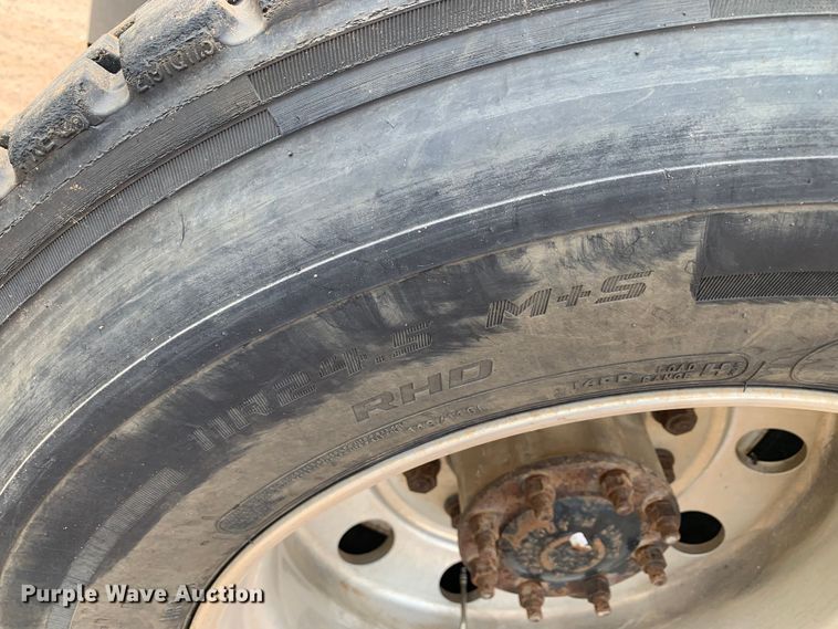 image for item NQ9583 2006 Freightliner  Columbia semi truck