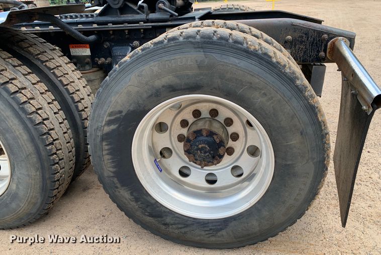 image for item NQ9583 2006 Freightliner  Columbia semi truck