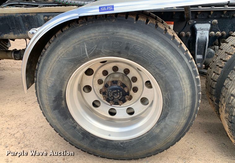 image for item NQ9583 2006 Freightliner  Columbia semi truck