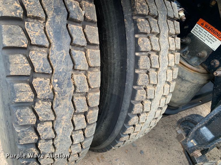 image for item NQ9583 2006 Freightliner  Columbia semi truck