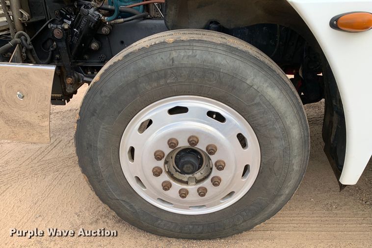 image for item NQ9583 2006 Freightliner  Columbia semi truck