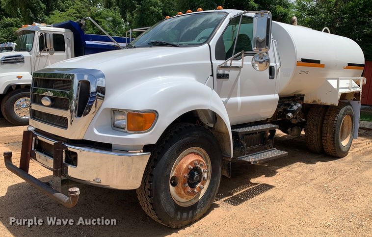 image for item NQ9584 2007 Ford F750 water truck