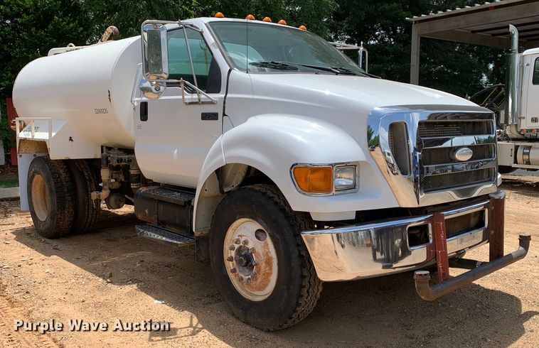 image for item NQ9584 2007 Ford F750 water truck