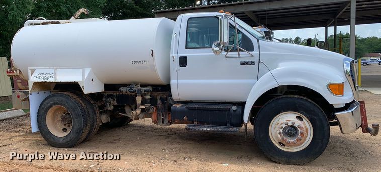 image for item NQ9584 2007 Ford F750 water truck