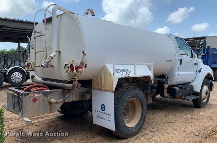 image for item NQ9584 2007 Ford F750 water truck