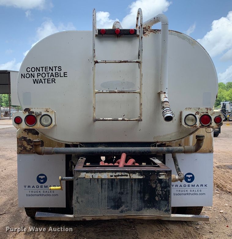 image for item NQ9584 2007 Ford F750 water truck