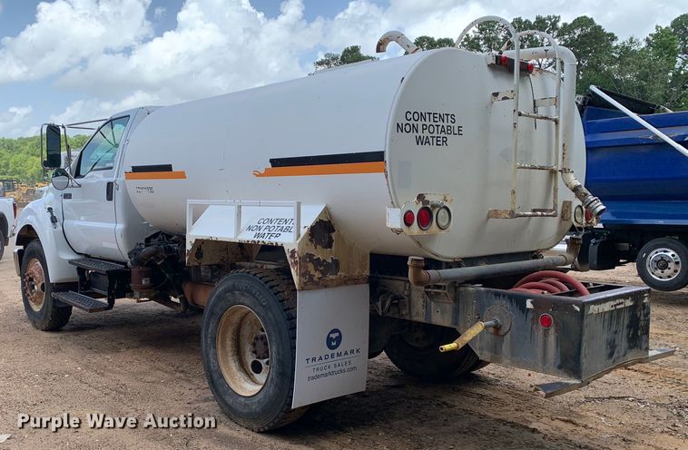 image for item NQ9584 2007 Ford F750 water truck