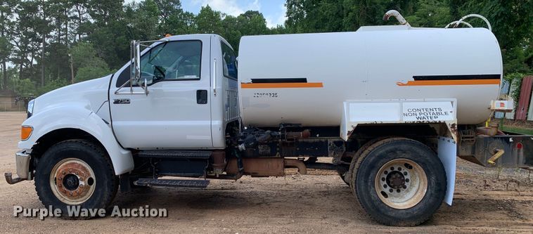 image for item NQ9584 2007 Ford F750 water truck