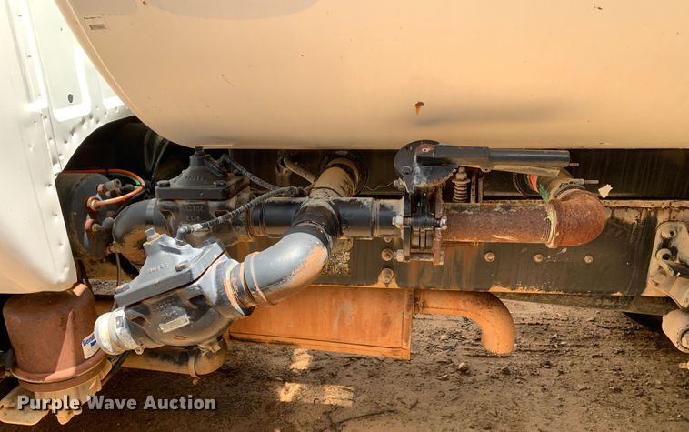 image for item NQ9584 2007 Ford F750 water truck