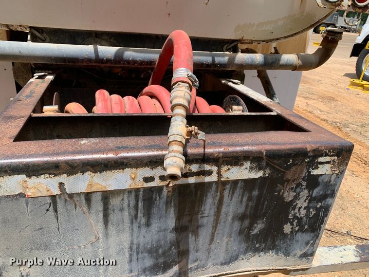 image for item NQ9584 2007 Ford F750 water truck