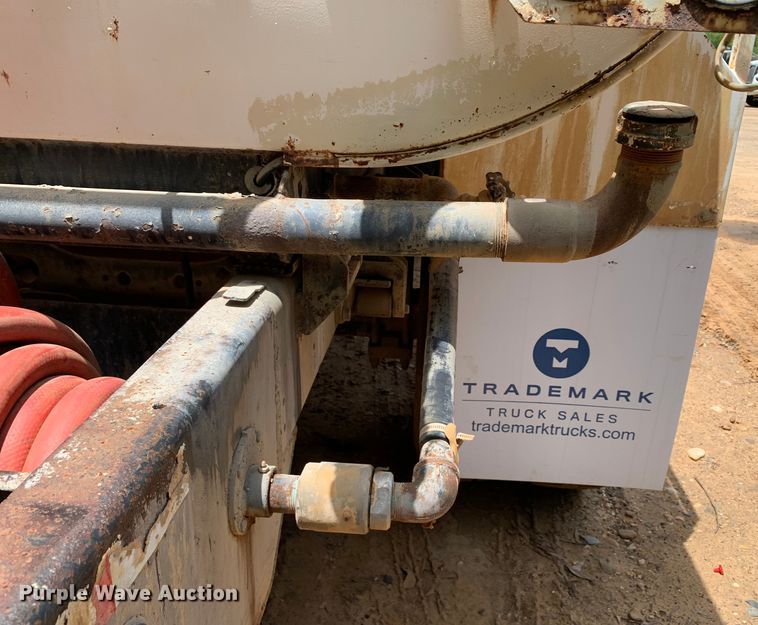 image for item NQ9584 2007 Ford F750 water truck