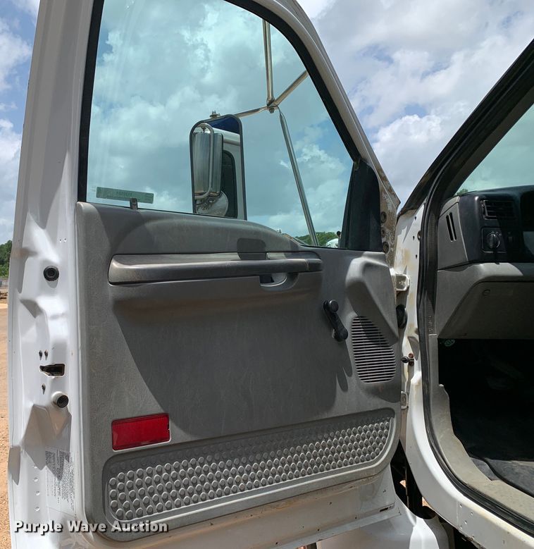 image for item NQ9584 2007 Ford F750 water truck