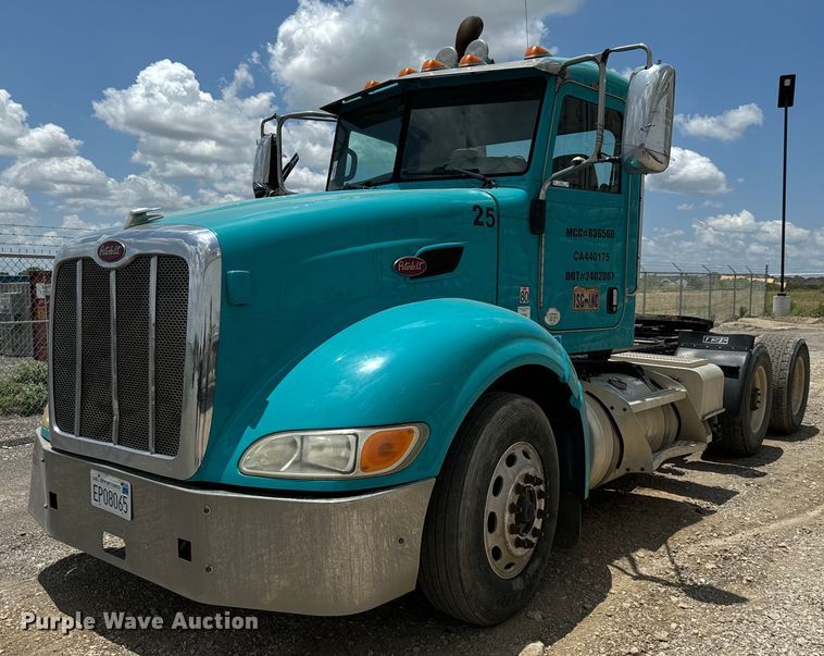 image for item NQ9619 2010 Peterbilt 386 semi truck