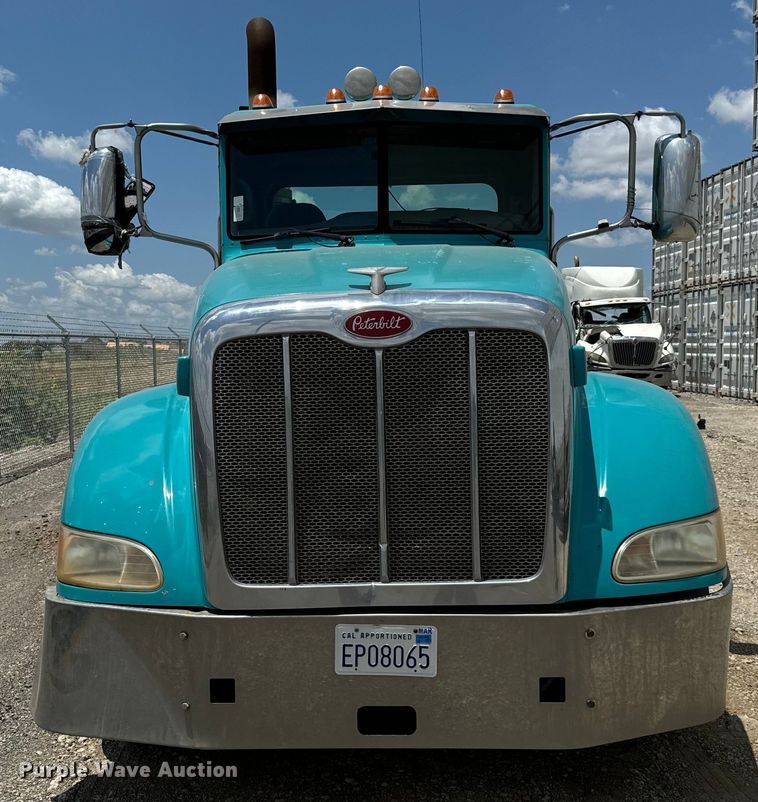 image for item NQ9619 2010 Peterbilt 386 semi truck