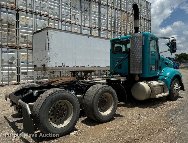 image for item NQ9619 2010 Peterbilt 386 semi truck