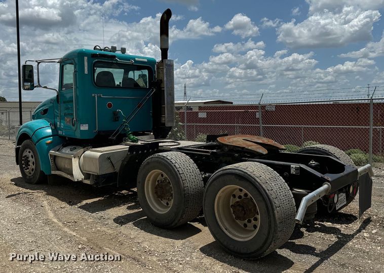 image for item NQ9619 2010 Peterbilt 386 semi truck