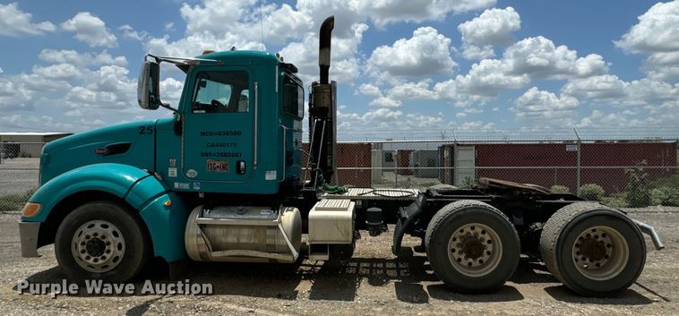 image for item NQ9619 2010 Peterbilt 386 semi truck