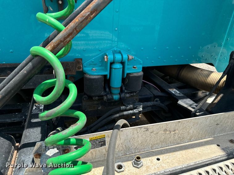 image for item NQ9619 2010 Peterbilt 386 semi truck