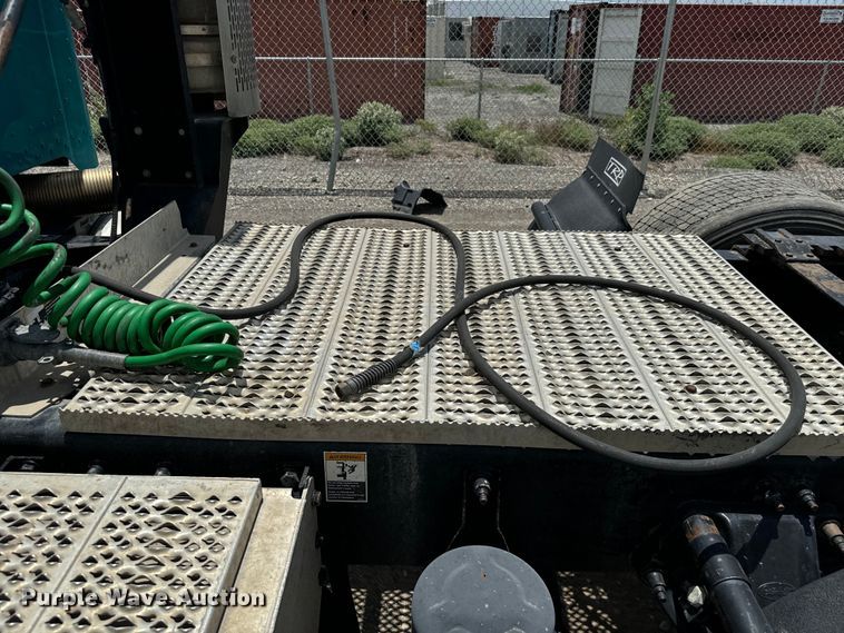 image for item NQ9619 2010 Peterbilt 386 semi truck