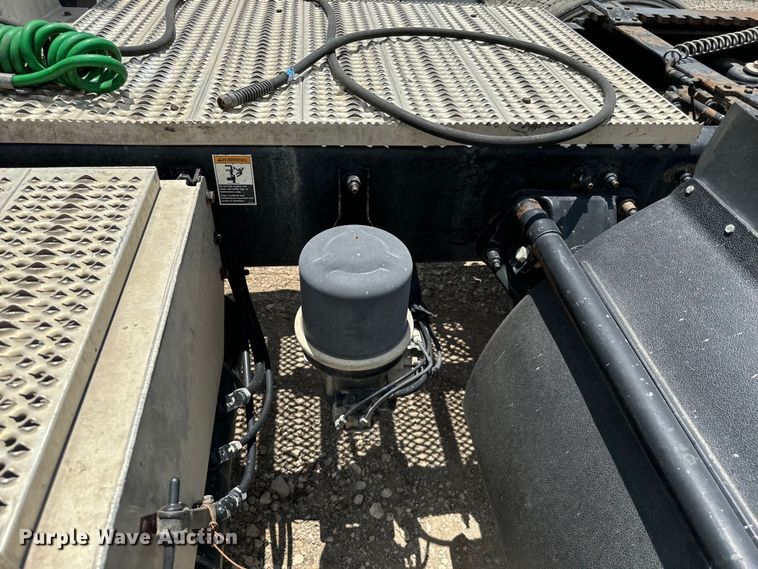 image for item NQ9619 2010 Peterbilt 386 semi truck