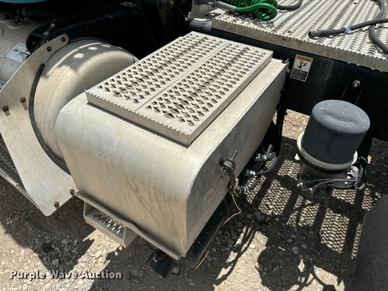 image for item NQ9619 2010 Peterbilt 386 semi truck