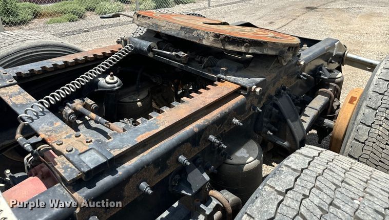 image for item NQ9619 2010 Peterbilt 386 semi truck