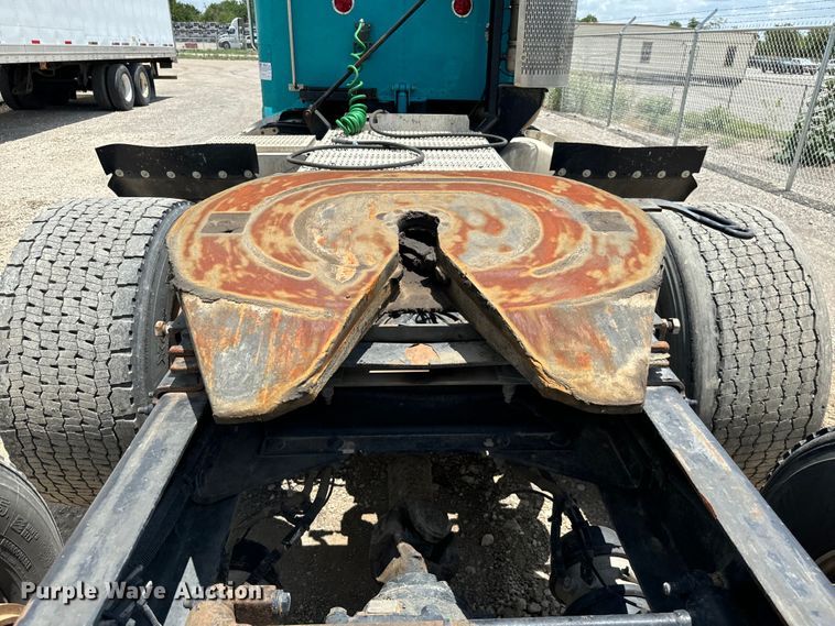 image for item NQ9619 2010 Peterbilt 386 semi truck