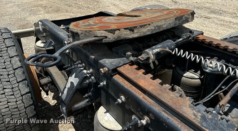 image for item NQ9619 2010 Peterbilt 386 semi truck