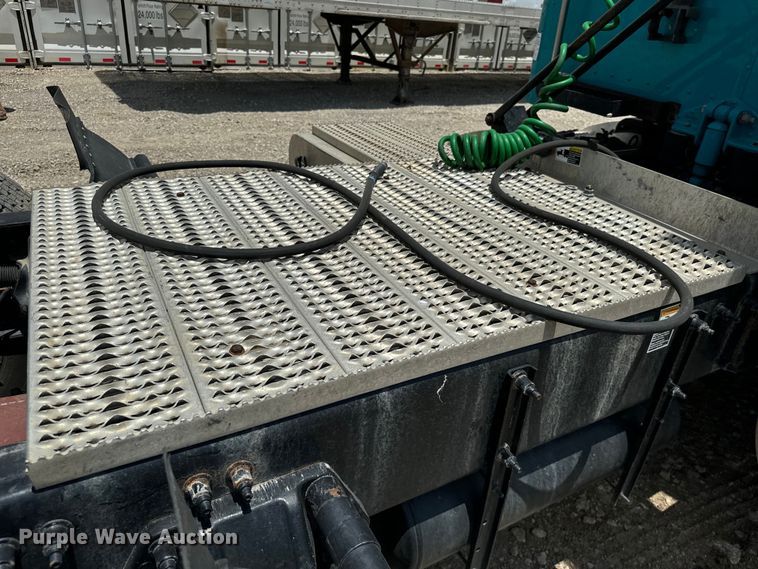 image for item NQ9619 2010 Peterbilt 386 semi truck