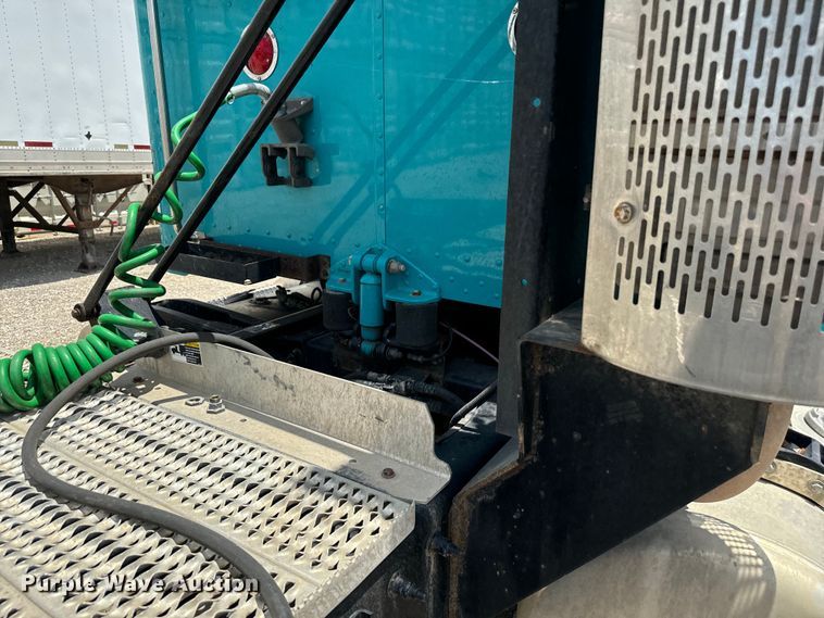 image for item NQ9619 2010 Peterbilt 386 semi truck