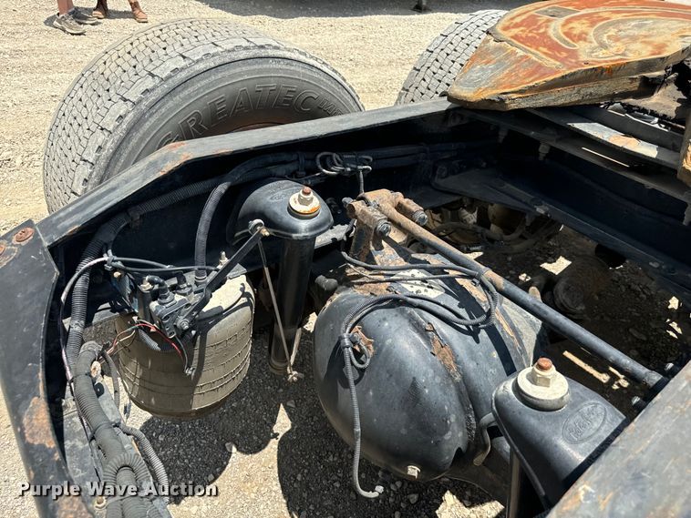 image for item NQ9619 2010 Peterbilt 386 semi truck