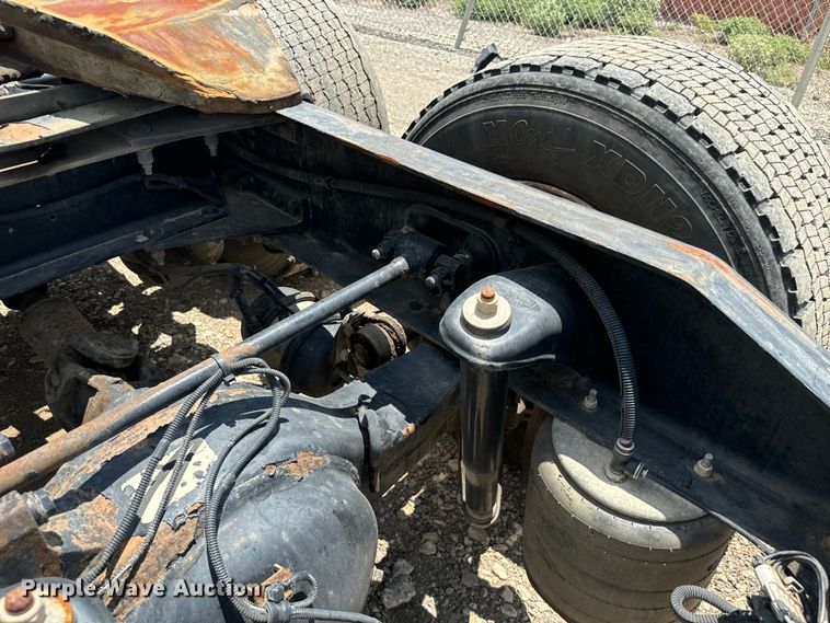 image for item NQ9619 2010 Peterbilt 386 semi truck