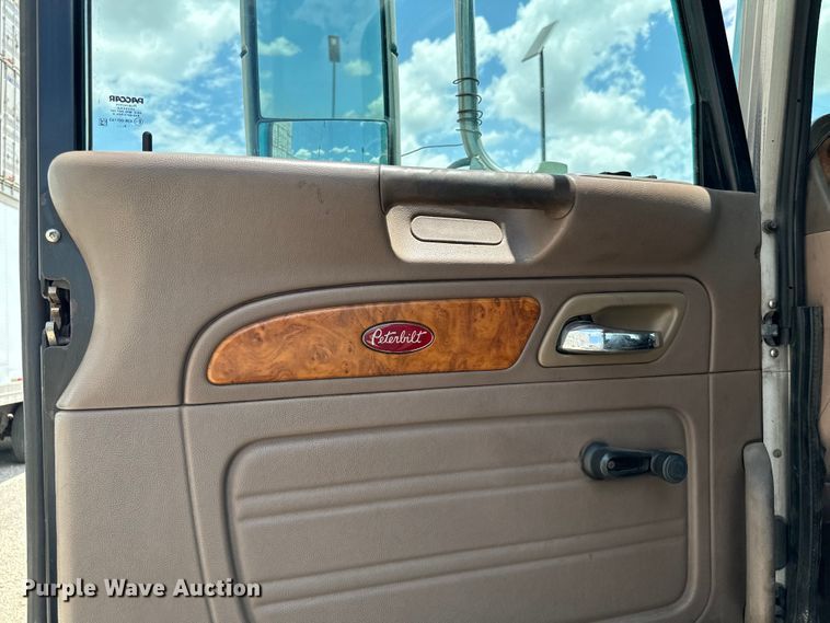 image for item NQ9619 2010 Peterbilt 386 semi truck