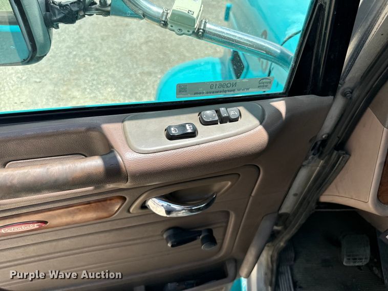 image for item NQ9619 2010 Peterbilt 386 semi truck