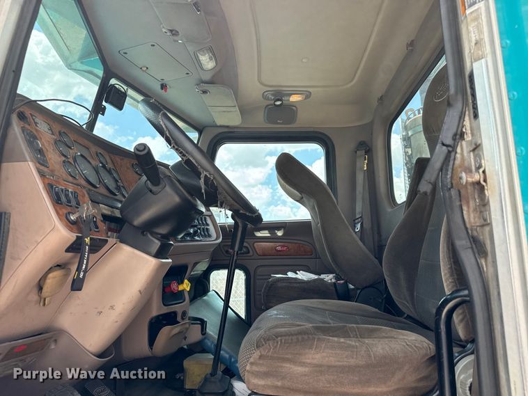 image for item NQ9619 2010 Peterbilt 386 semi truck