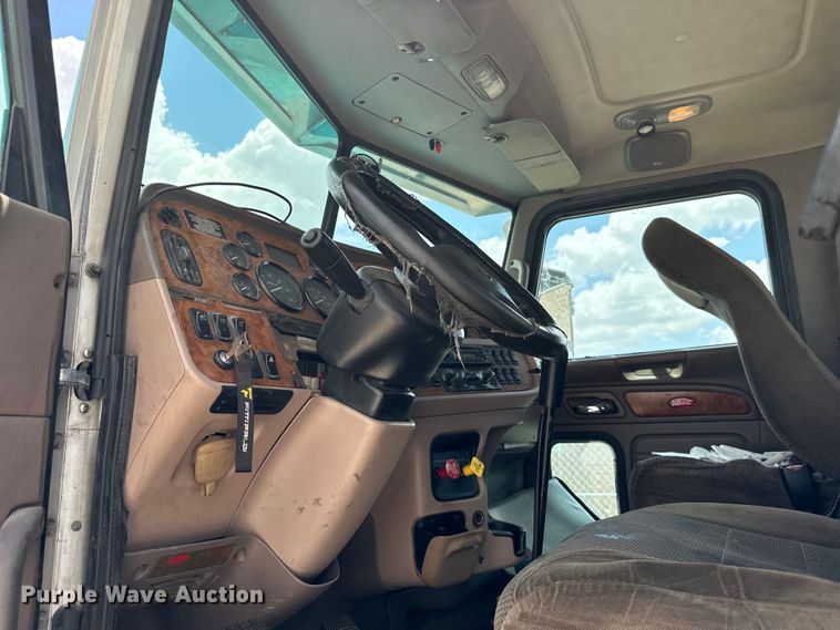 image for item NQ9619 2010 Peterbilt 386 semi truck