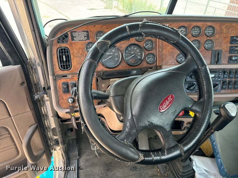 image for item NQ9619 2010 Peterbilt 386 semi truck