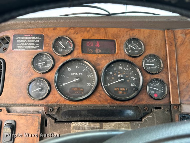 image for item NQ9619 2010 Peterbilt 386 semi truck