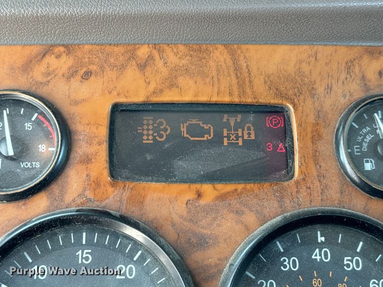 image for item NQ9619 2010 Peterbilt 386 semi truck