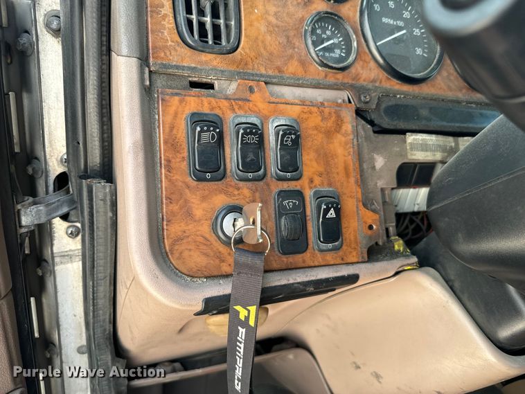 image for item NQ9619 2010 Peterbilt 386 semi truck